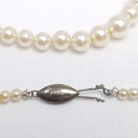 Vintage Graduated Faux Pearl Necklace with Sterling Silver Hook Clasp Estate - Picture 3 of 6